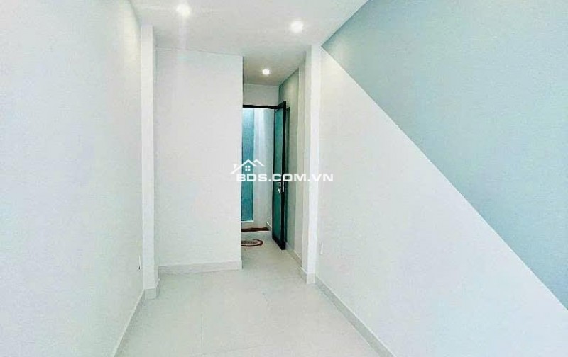 Nhà 3 tầng Tân Bình, hẻm Lạc Long Quân, 18m2, 2PN, 3WC, sổ hồng, giá 2.8 tỷ - Cơ hội an cư lý tưởng